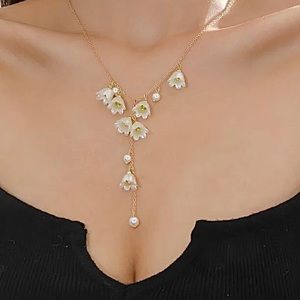 Flower & Faux Pearl Necklace